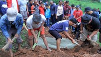 Warga menimbun jenazah Ronaldikin yang telah dikebumikan.