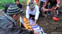 Ronaldikin dimakamkan di TPA Langonsari yang berjarak sekitar 2 km dari rumah duka.