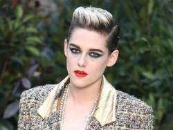 Kristen Stewart Makin Androgini, Gayanya di Show Chanel Ini Buktinya