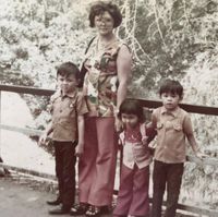 Masa kecil Ahok bersama ibu dan kedua adiknya/ 