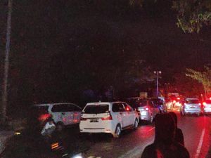 Horor Warga 12 Jam Terjebak di Jalan Trans Sulawesi karena Banjir