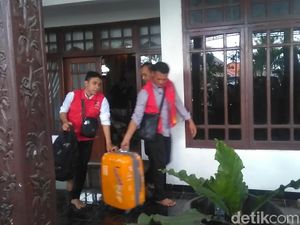 7 Jam Geledah Rumah Hidayat, Satgas Anti Mafia Bola Angkut Koper Oranye
