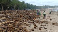 Melihat Sampah Menggunung di Pantai Kuta