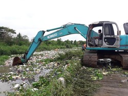 Sampah di Kali Cibalok Bekasi Mulai Dikeruk, 3 Truk Dikerahkan