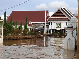 Banjir Sulsel, Kantor Bupati Maros Terendam Sepinggang Orang Dewasa