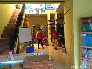 Satgas Anti Mafia Bola Sita Barang Bukti Dari Kediaman Mantan Exco PSSI Hidayat Satgas Anti Mafia Bola Sita Barang Bukti Dari Kediaman Mantan Exco PSSI Hidayat