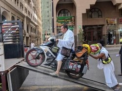 Ibadah Umrah, Motor 3 Rider Malaysia Diangkut ke Truk