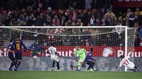 Sevilla mengejutkan Barca di babak kedua. Tim besutan Pablo Machin membuka keunggulan 1-0 di menit ke-58 lewat pablo Sarabia, setelah menyelesaikan umpan silang dari Quincy Promes dengan tembakan keras. (Foto: Aitor Alcalde/Getty Images)