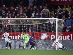 Sevilla mengejutkan Barca di babak kedua. Tim besutan Pablo Machin membuka keunggulan 1-0 di menit ke-58 lewat pablo Sarabia, setelah menyelesaikan umpan silang dari Quincy Promes dengan tembakan keras. (Foto: Aitor Alcalde/Getty Images)