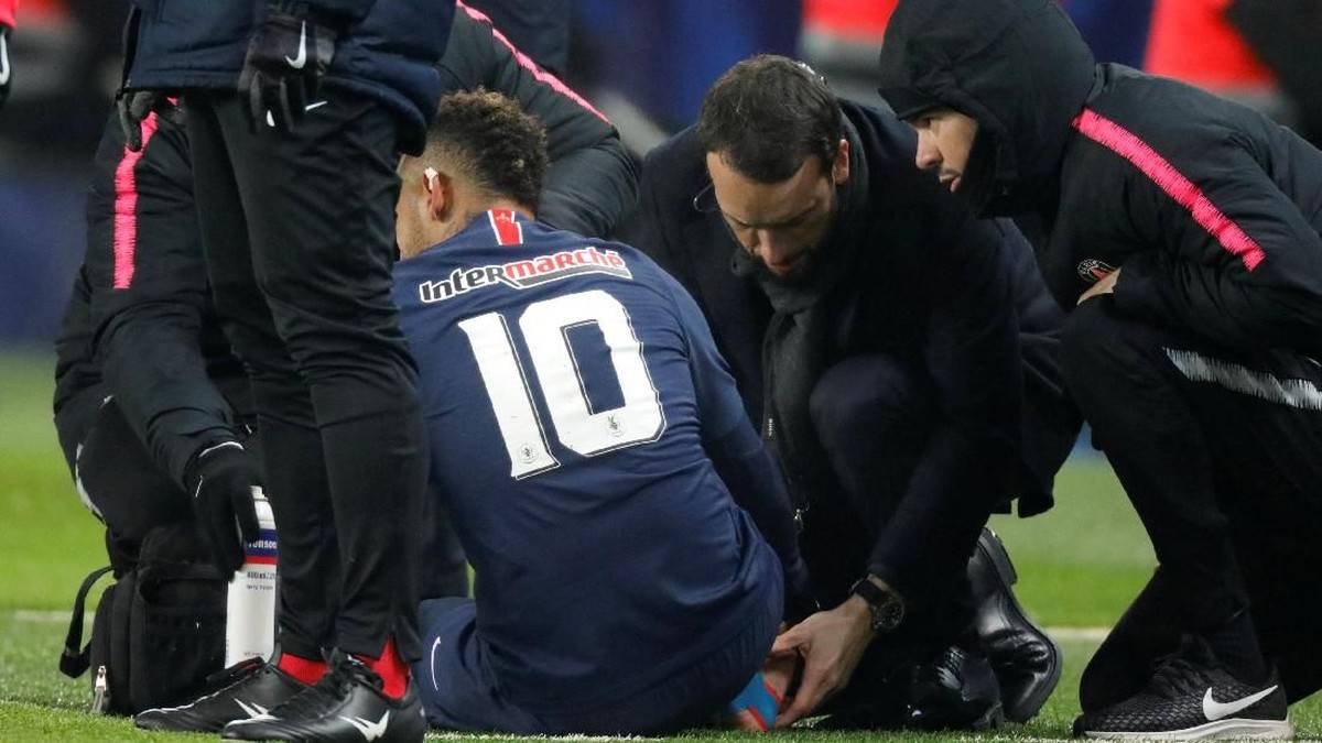 Neymar mengalami cedera saat menghadapi Strasbourg. (Foto: REUTERS/Charles Platiau)