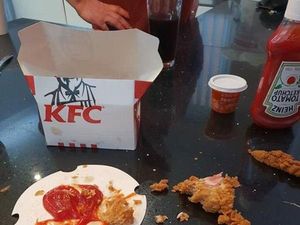 Sayang Dibuang! Wanita Ini Makan Ayam Gorengnya yang Tak Lolos Bea Cukai