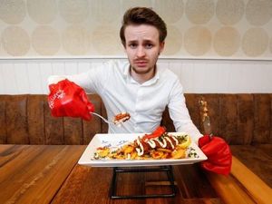 Rasanya Super Pedas, Orang yang Mau Makan Fish and Chip Ini Harus Tandatangani Surat Pernyataan