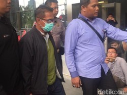 Pakai Masker, Bupati Mesuji yang Kena OTT Tiba di KPK