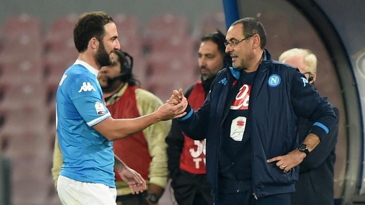 Momen kebersamaan Gonzalo Higuain dengan Maurizio Sarri di Napoli. (Foto: Francesco Pecoraro/Getty Images)