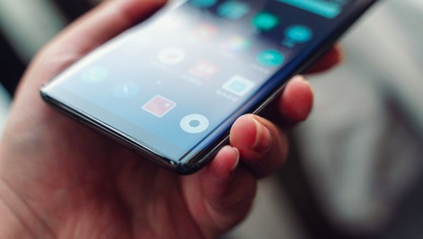 Potret Ponsel Pertama Sejagat Tanpa Tombol dan Lubang