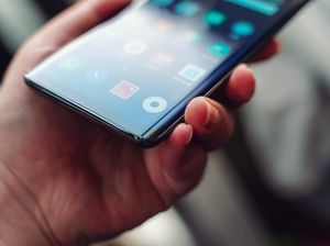 Potret Ponsel Pertama Sejagat Tanpa Tombol dan Lubang