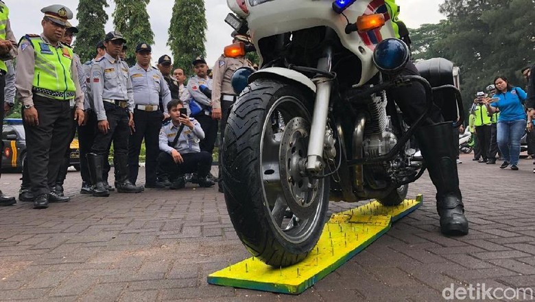 Motor polisi mencoba melewati paku (Foto: Luthfi Anshori) Motor polisi mencoba melewati paku (Foto: Luthfi Anshori)