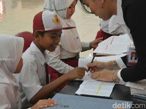 Program Bagi-bagi Uang Saku Tiap Hari ke Pelajar Kembali Digelar Program Bagi-bagi Uang Saku Tiap Hari ke Pelajar Kembali Digelar