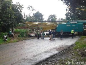 Evakuasi Truk Belum Rampung, Jalan Jepara-Bangsri Masih Ditutup