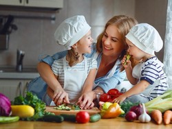 5 Metode Memasak Ini Bisa Menjaga Nutrisi Makanan Anak Tetap Awet