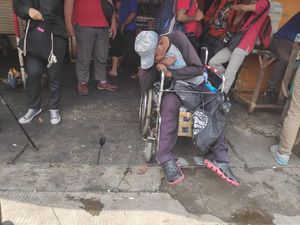 Kesetiaan Difabel Menanti Kebebasan Ahok hingga Tertidur di Kursi Roda Kesetiaan Difabel Menanti Kebebasan Ahok hingga Tertidur di Kursi Roda