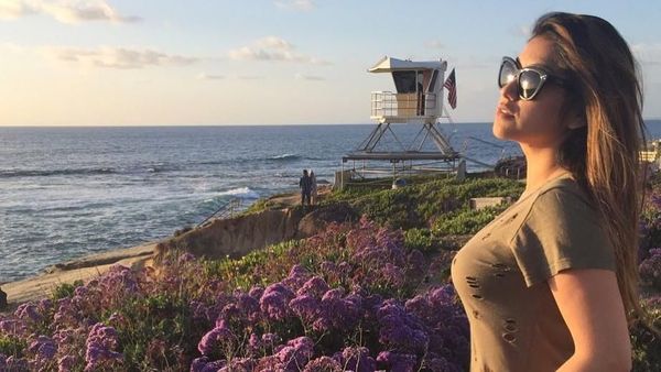 Foto: Liburannya Si Hot Mama, Sarah Azhari