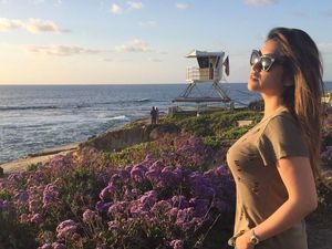 Foto: Liburannya Si Hot Mama, Sarah Azhari