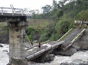 Uji Nyali Warga Pekalongan Tiap Hari Merayapi Jembatan Roboh