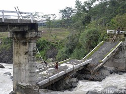 Uji Nyali Warga Pekalongan Tiap Hari Merayapi Jembatan Roboh