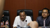 Usai diperiksa Satgas Anti Mafia Bola, Vigit diminta memberi keterangan kepada publik atas perbuatannya. Vigit tampak mengenakan kemeja putih, dengan rambut tersemir rapi. (Foto: Hilda Meilisa Rinanda/detiksport)