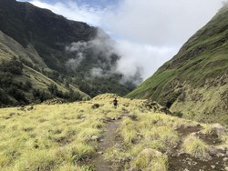 Hujan-hujan Pendakian Rinjani Tetap Buka, Pendaki Wajib Waspada