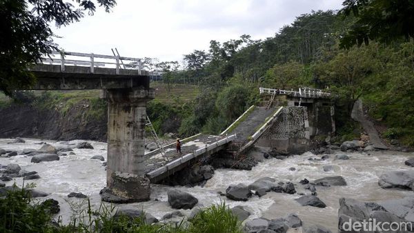 Berani Uji Nyali Kaya Warga Pekalongan Lintasi Jembatan Roboh Ini