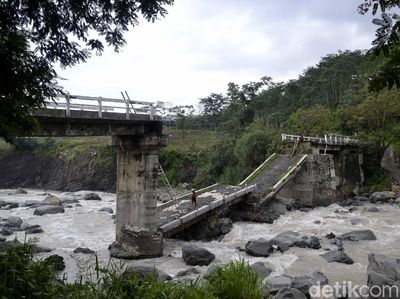 Berani Uji Nyali Kaya Warga Pekalongan Lintasi Jembatan Roboh Ini
