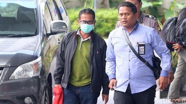 Bermasker, Bupati Mesuji Digelandang ke KPK