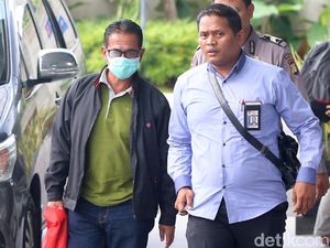 Bermasker, Bupati Mesuji Digelandang ke KPK Bermasker, Bupati Mesuji Digelandang ke KPK