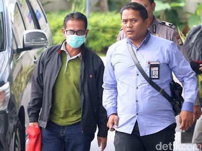 Bermasker, Bupati Mesuji Digelandang ke KPK