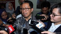 Joko sendiri dijadwalkan oleh polisi untuk hadir dalam pemeriksaan pukul 14.00 WIB. Namun ia datang lebih dulu dari jadwal yang ditentukan.