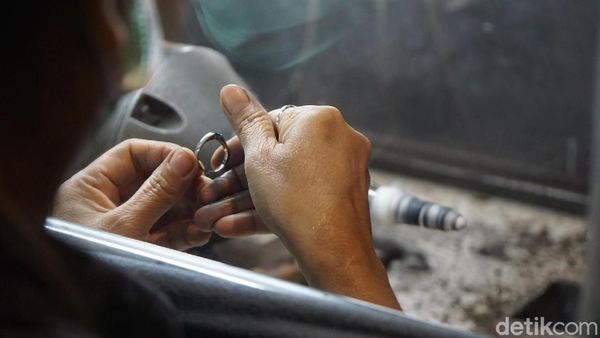 Foto Pembuatan Perhiasan Cantik di Thailand