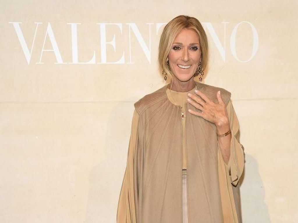 Tertegun Hingga Menangis, Reaksi Celine Dion di Fashion Show Jadi Viral