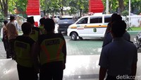 Vigit sempat mengaku sakit typus dan jantung, namun pemeriksaan tetap dilanjutkan. Vigit, mafia pengatur skor, digelandang ke Mapolda Jatim. (Foto: Suparno)