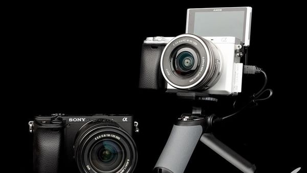 Penampakan Sony A6400, Kamera Mirrorless Buat YouTuber