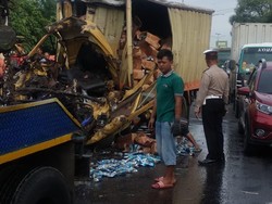Tabrakan Truk Boks vs Tronton di Cirebon, Satu Orang Tewas
