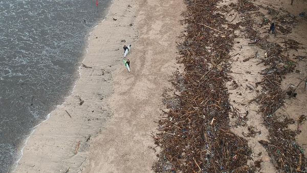 Penampakan dari Udara Sampah yang Menumpuk di Pantai Kuta