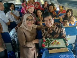 Mufidah Kalla Beri Kejutan Ultah Staf di Atas Pesawat Kepresidenan