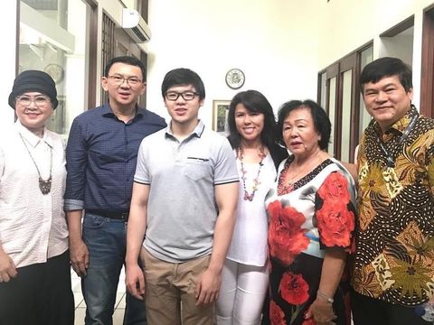 Ahok bersama sang mama dan keluarga/ 