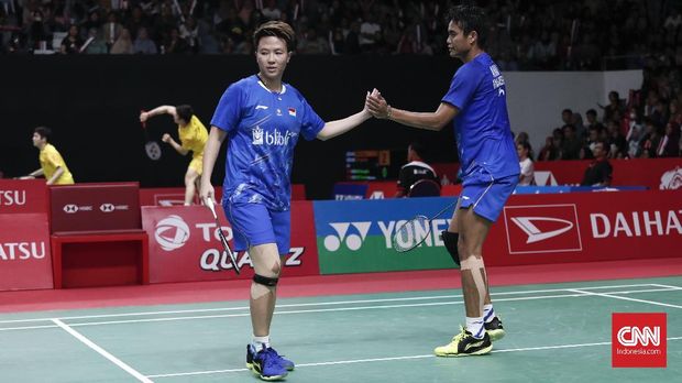Pasangan ganda campuran Indonesia, Tontowi Ahmad/Liliyana Natsir, berhasil lolos ke perempat final Indonesia Masters 2019. Tontowi Ahmad/Liliyana Natsir merebut tiket perempat final setelah memenangi derbi Merah Putih pada babak kedua, Kamis, 24 Januari 2019. CNNIndonesia/Safir Makki