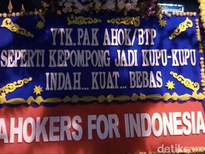 Kawat Berduri hingga Karangan Bunga untuk Ahok Terlihat di Depan Mako Brimob Kawat Berduri hingga Karangan Bunga untuk Ahok Terlihat di Depan Mako Brimob
