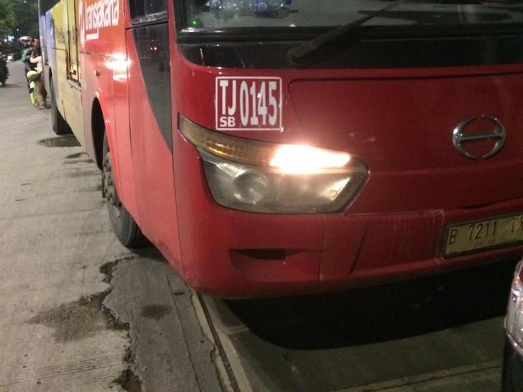 Lalin di Daan Mogot Macet Akibat Tabrakan Bus TransJ dengan Minibus Lalin di Daan Mogot Macet Akibat Tabrakan Bus TransJ dengan Minibus