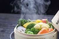 5 Metode Memasak Ini Bisa Menjaga Nutrisi Makanan Anak Tetap Awet