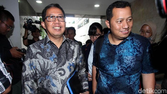 Plt Ketua Umum PSSI Joko Driyono (kiri) ditahan. (Lamhot Aritonang/detikSport) Plt Ketua Umum PSSI Joko Driyono (kiri) ditahan. (Lamhot Aritonang/detikSport)